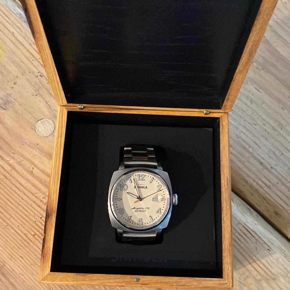 SHINOLA ARGONITE-715 DEROIT 46mm, all S/S. W/calendar.